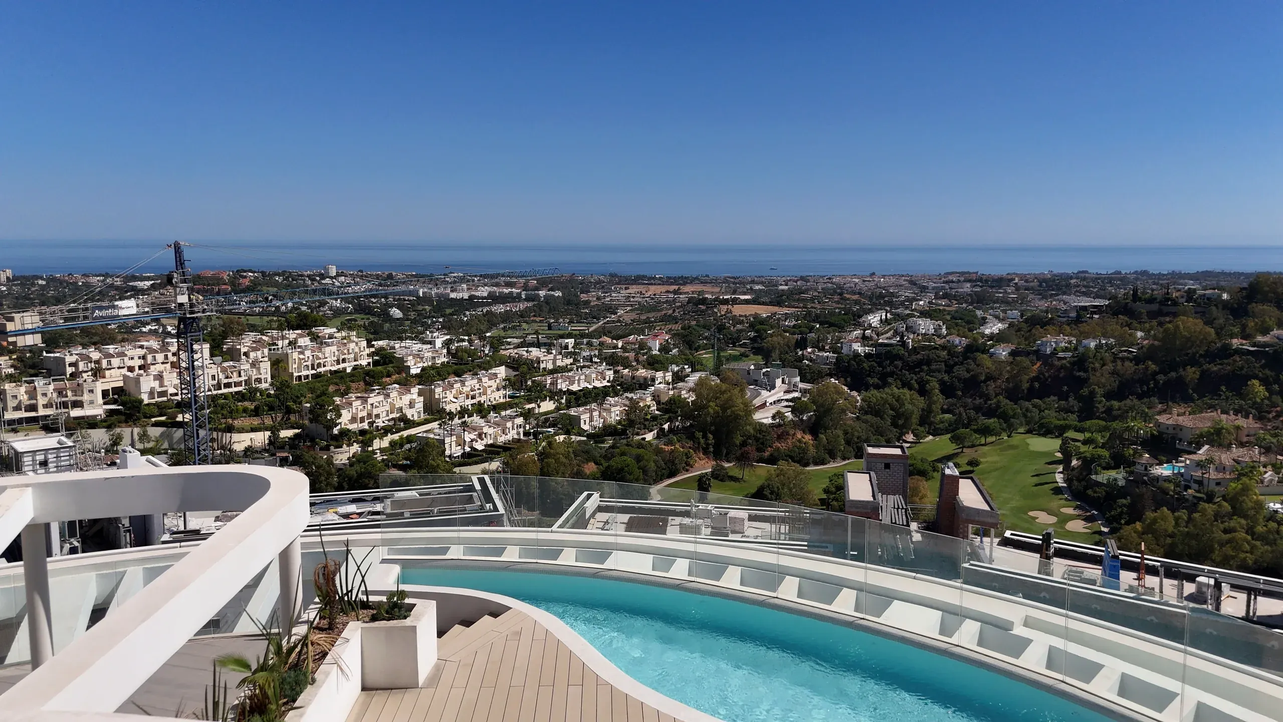 Penthouse rooftop pool overlooking the valley to the sea – Fuengirola